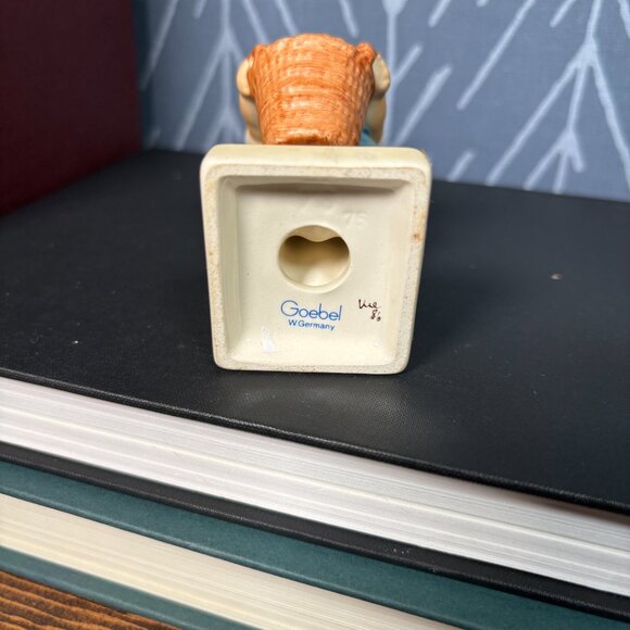 Vintage Hummel Little Helper Figurine TMK6 Goebel Girl with Basket 1980s - Picture 7 of 14